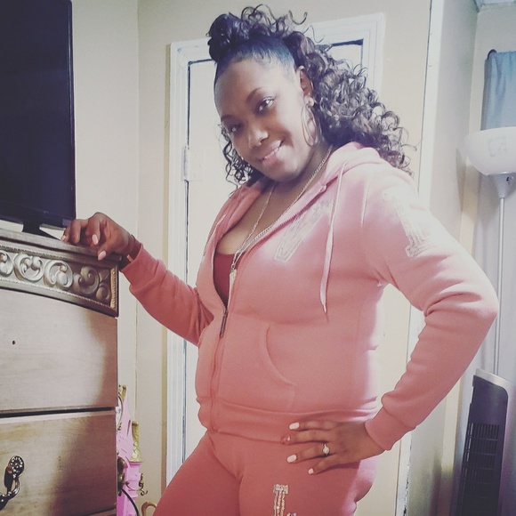 Profile Picture of Shanna Arceneaux (@smilezkillz8307) on Poshmark