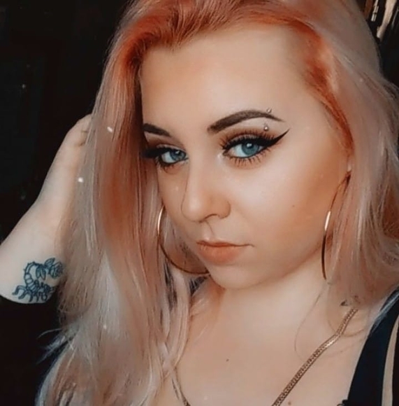 Profile Picture of Carlee Favero (@carleefavero) on Poshmark