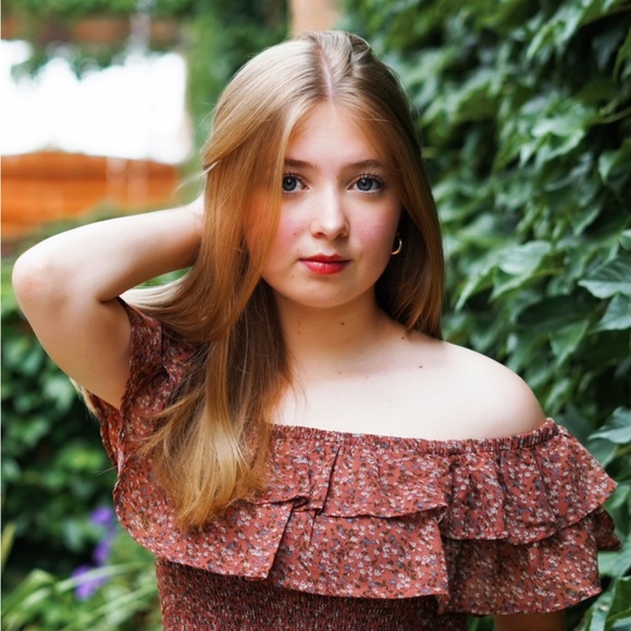 Profile Picture of Averee Toft (@avereetoft) on Poshmark