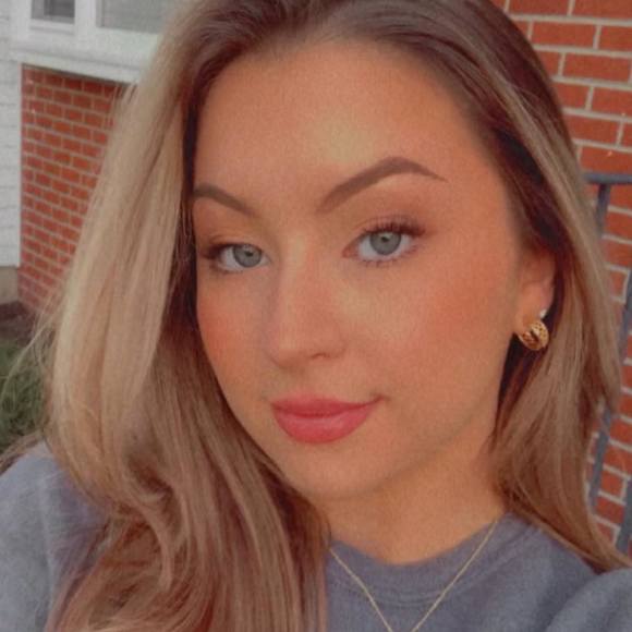 Profile Picture of Angelica Manetta (@gelmanetta) on Poshmark