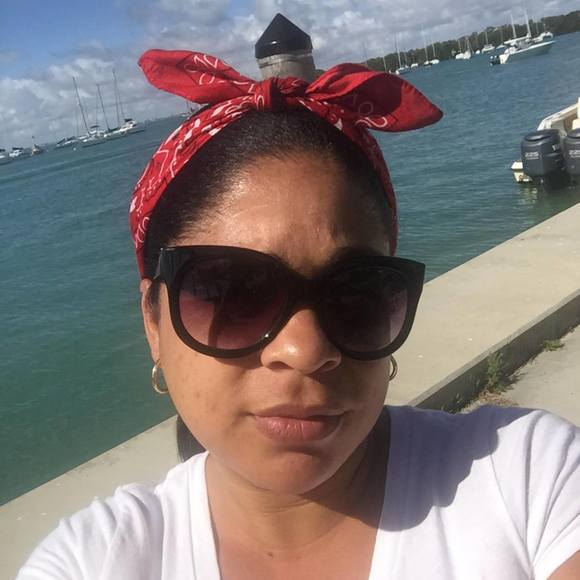 Profile Picture of Gelmis Hernandez (@gelmishernandez) on Poshmark