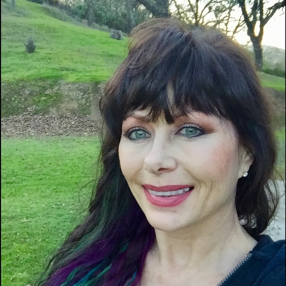 Profile Picture of Lisa Giovanazzi (@lmdevriendt1) on Poshmark