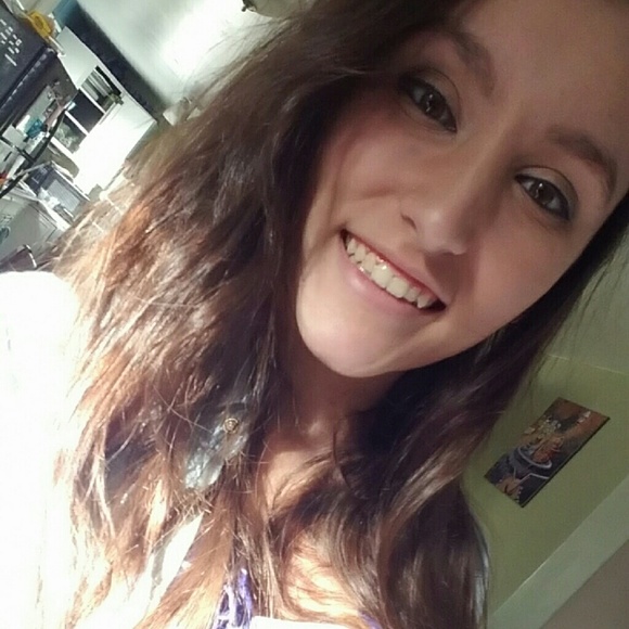 Profile Picture of Sydney Plachetka (@sydneypuppies) on Poshmark