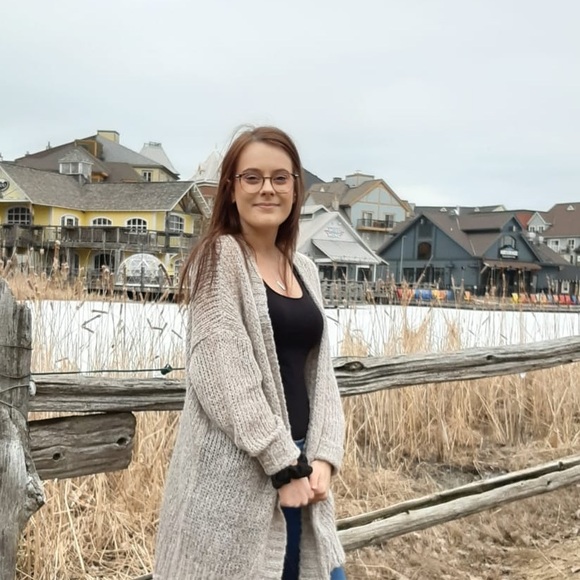 Profile Picture of Emily Vanderzwaag (@itsemilyxo) on Poshmark