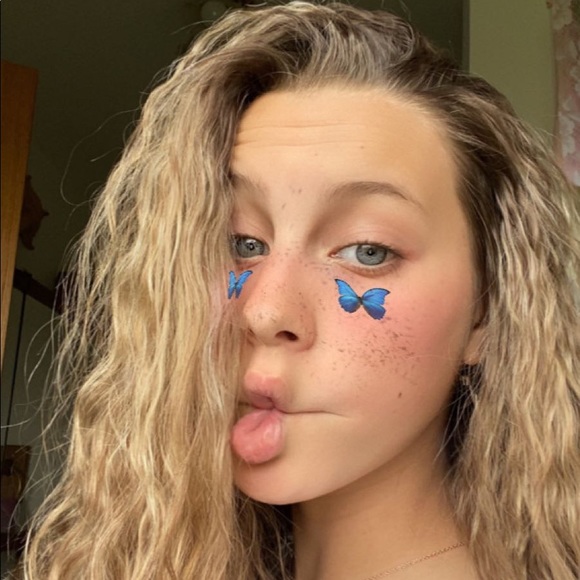 Profile Picture of Saylor Ray (@saylorray_) on Poshmark