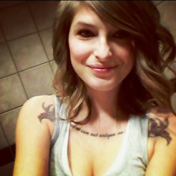 Profile Picture of Holly Vargo (@hollyvargo) on Poshmark