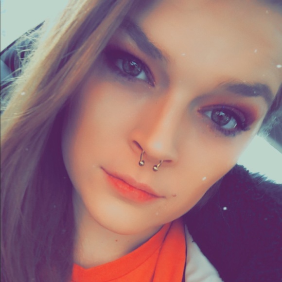 Shelby Lagerman - Poshmark Profile Picture of Shelby Lagerman (@red_juliet93) on Poshmark