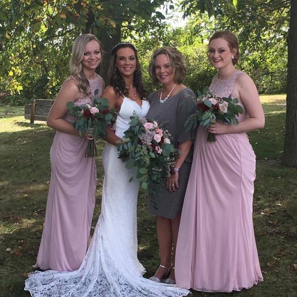 Profile Picture of Lori Saunders clibon (@alyshal0) on Poshmark