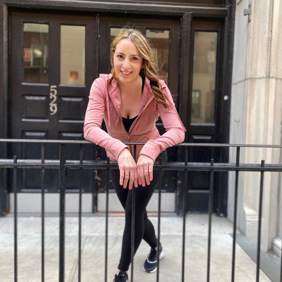 Profile Picture of Laurie Devaney (@ladevaney) on Poshmark