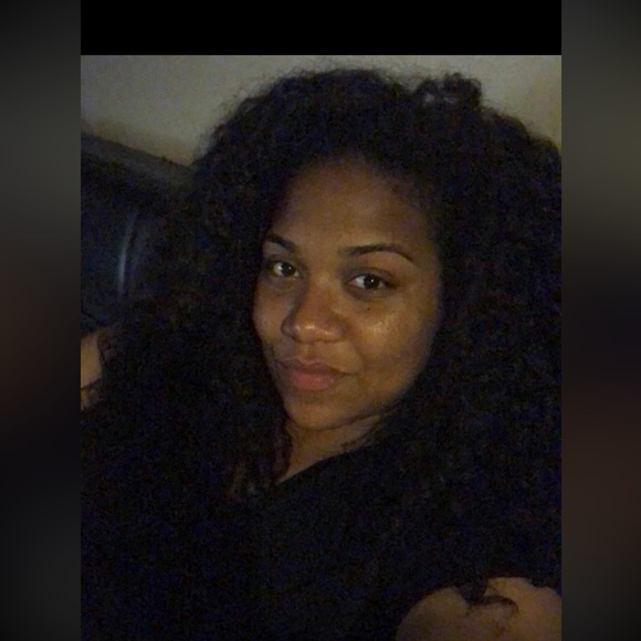 Profile Picture of Daniella Silva (@nielasilva) on Poshmark