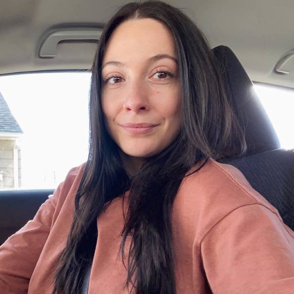 Profile Picture of Lauren Snively (@laurensnive) on Poshmark