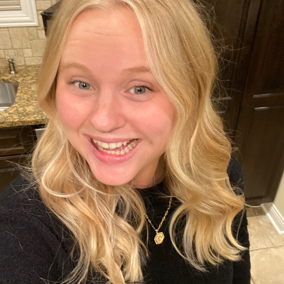 Profile Picture of Danielle Schneider (@danielleschnei) on Poshmark