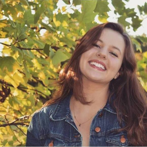 Profile Picture of Mariclare Gatter (@mcgatter) on Poshmark