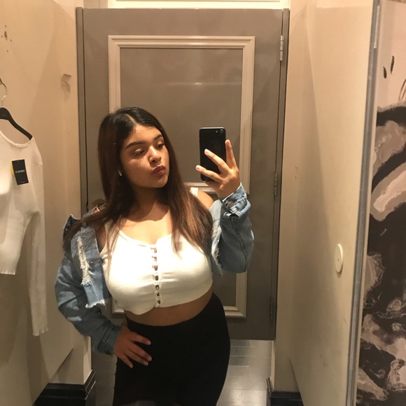 Profile Picture of Yesenia Serrano (@serr009) on Poshmark