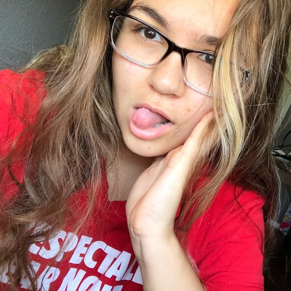 Profile Picture of Isabella Roberts (@risabella2002) on Poshmark