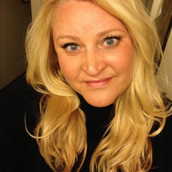 Profile Picture of Kelly Aaron (@kmaaron) on Poshmark