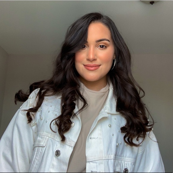 Profile Picture of Aleanah Arraya (@mariealeanah) on Poshmark