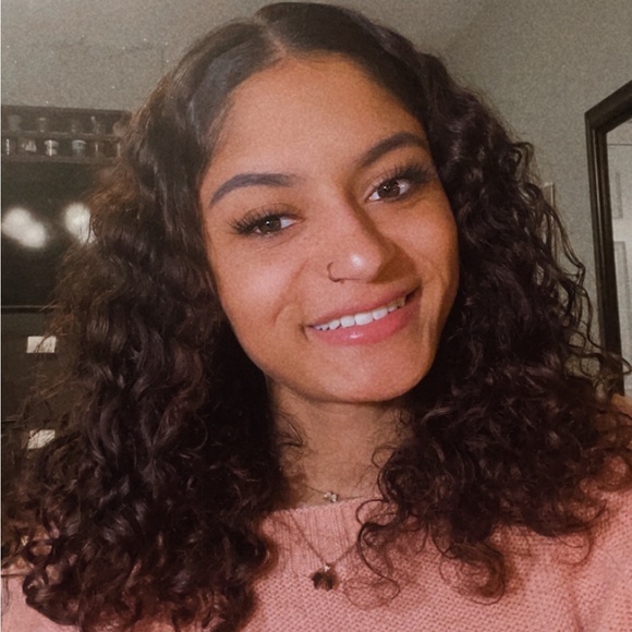 Profile Picture of Rachel Huculak (@rhuculak) on Poshmark