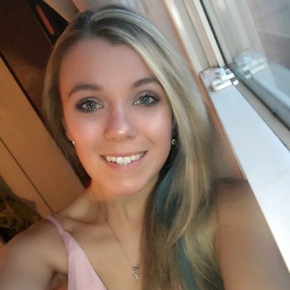 Profile Picture of Brittney Crabtree (@brittneycrabtre) on Poshmark
