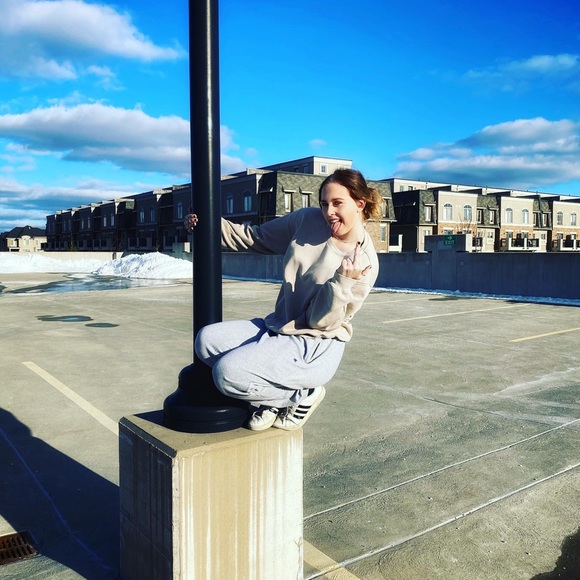 Madeleine Dearden - Poshmark Profile Picture of Madeleine Dearden (@maddiedearden) on Poshmark