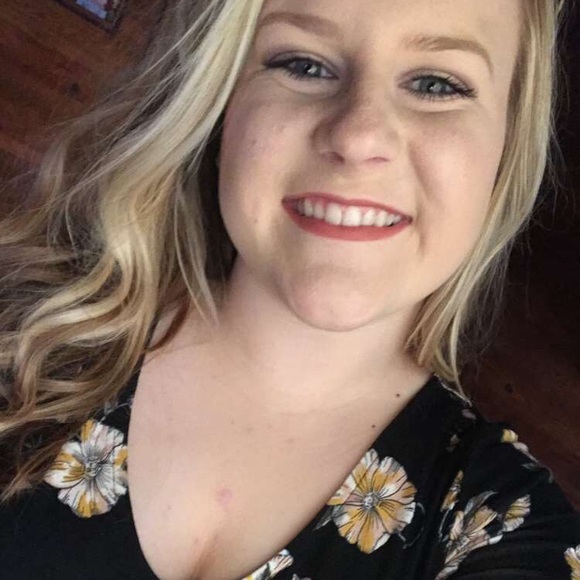 Profile Picture of Mckenzi Areal (@mckenziareal) on Poshmark