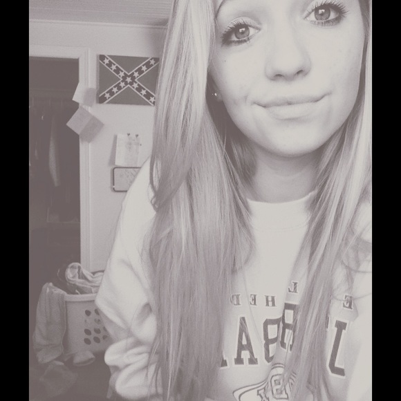 Profile Picture of Hannah Holcomb (@hannah_825) on Poshmark