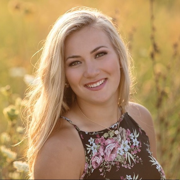 Profile Picture of Lindsey Richmeier (@richmeierl) on Poshmark