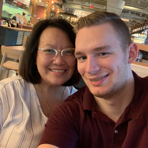 Profile Picture of Pa Yang (@pnyang85) on Poshmark