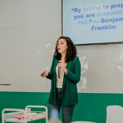 Profile Picture of Daniela Campos (@girlincorp) on Twitter