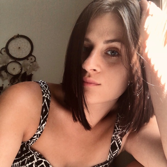 Profile Picture of Amanda Bendel (@amandabendel2) on Poshmark