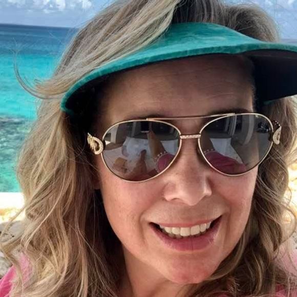 Profile Picture of Tammy Meese (@beachandbe) on Poshmark