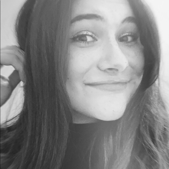 Profile Picture of Danielle Calacino (@daniecino) on Poshmark