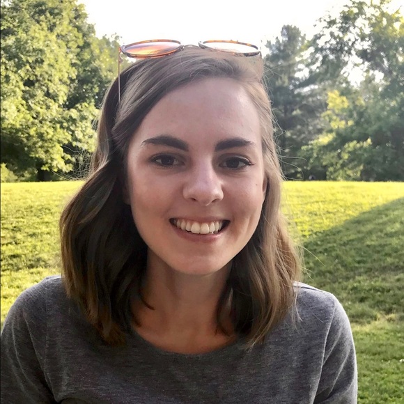 Profile Picture of Elizabeth Ehinger (@eaehinger) on Poshmark