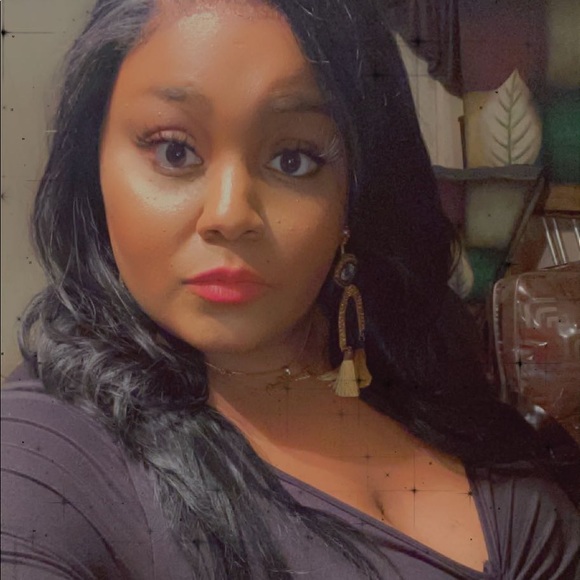 Profile Picture of Eboneelyn Robinson (@eboneelynr) on Poshmark