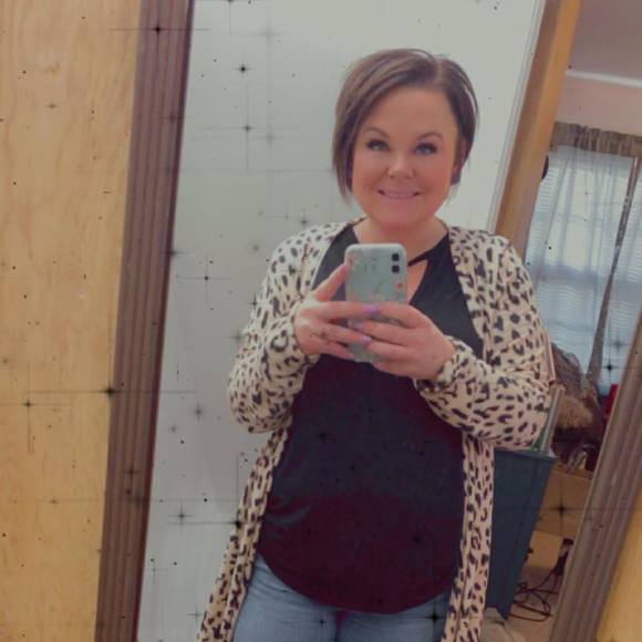 Profile Picture of Sara Peterson (@lilsp) on Poshmark