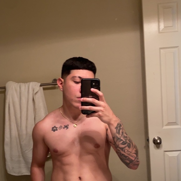 Profile Picture of Alexy Gotay (@aegotay) on Poshmark