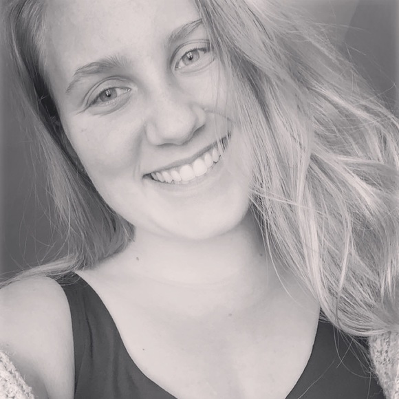 Profile Picture of Alaina Abegg (@alainaabegg) on Poshmark