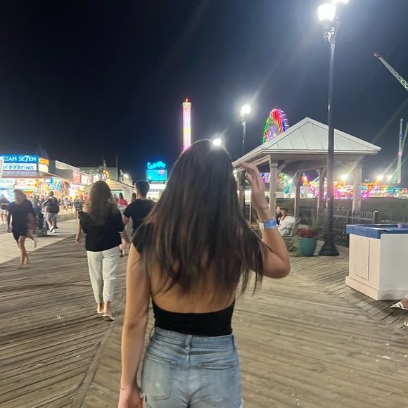 Profile Picture of Rajna K (@rajnakalamishi) on Poshmark