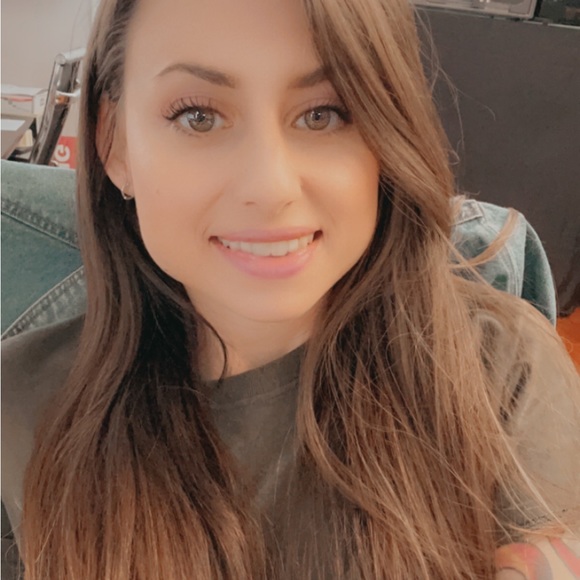 Profile Picture of Anna Volpi (@avolpi14) on Poshmark