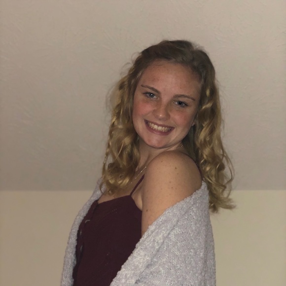 Profile Picture of Sarah Comer (@sarahcomer) on Poshmark