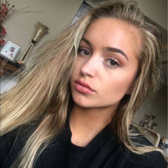 Profile Picture of Kaila Bernhard (@kailabernhard) on Poshmark