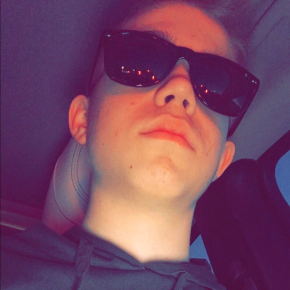 Profile Picture of Dylan Walls (@dylanwalls) on Poshmark