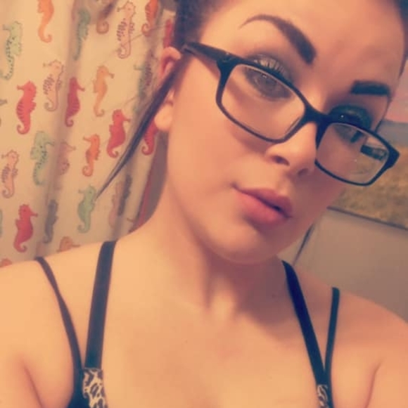 Profile Picture of Samantha Schlaeger (@sammyyy_12) on Poshmark
