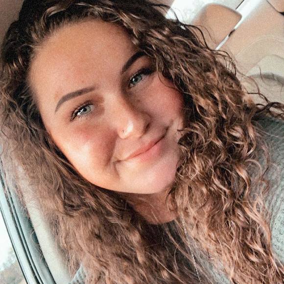 Profile Picture of Olivia Manning (@oliviamanning58) on Poshmark