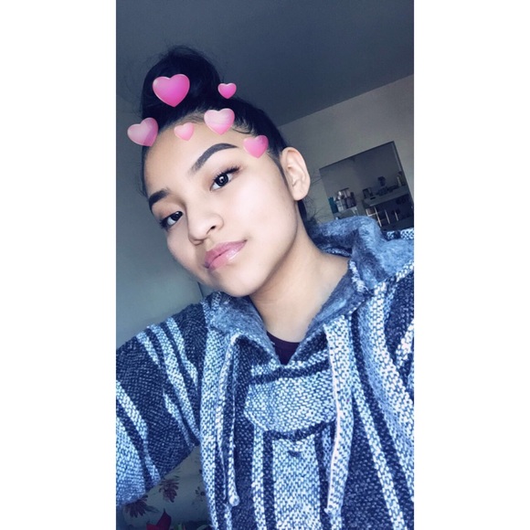 Profile Picture of Joseline Martinez (@josmartinez_) on Poshmark