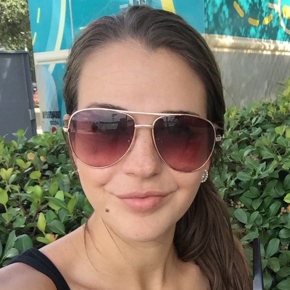 Profile Picture of Amanda Sever (@alsever17) on Poshmark