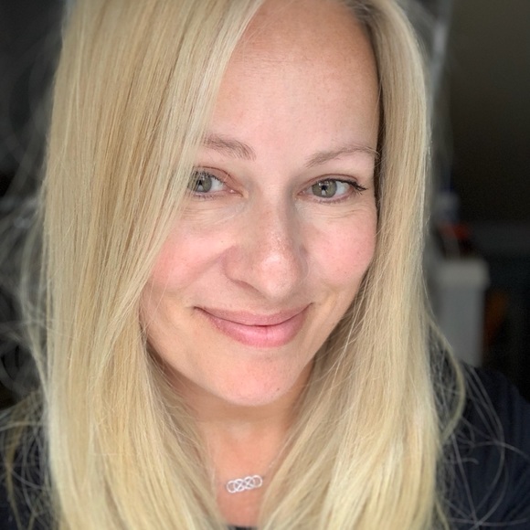 Profile Picture of Rebecca Glazerman (@beccaglaze) on Poshmark
