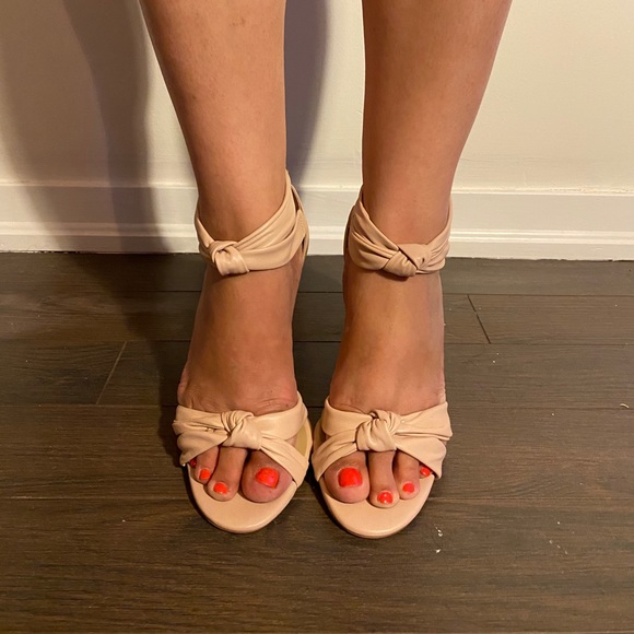 Profile Picture of Salma Arbach (@salmaarbach) on Poshmark
