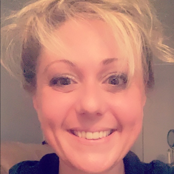 Profile Picture of Laurie Leskanic (@laurieleskanic) on Poshmark