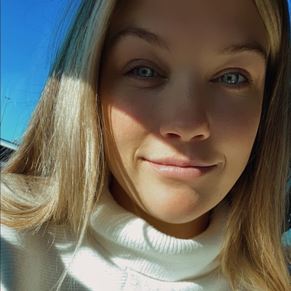 Profile Picture of Laura Malmgren (@lauramalmgren) on Poshmark